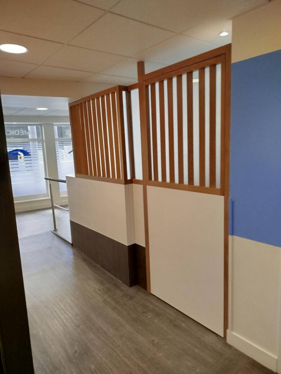 Réalisation d'une verrière occultante en chêne et verre dépoli sur mesure à Mérignac