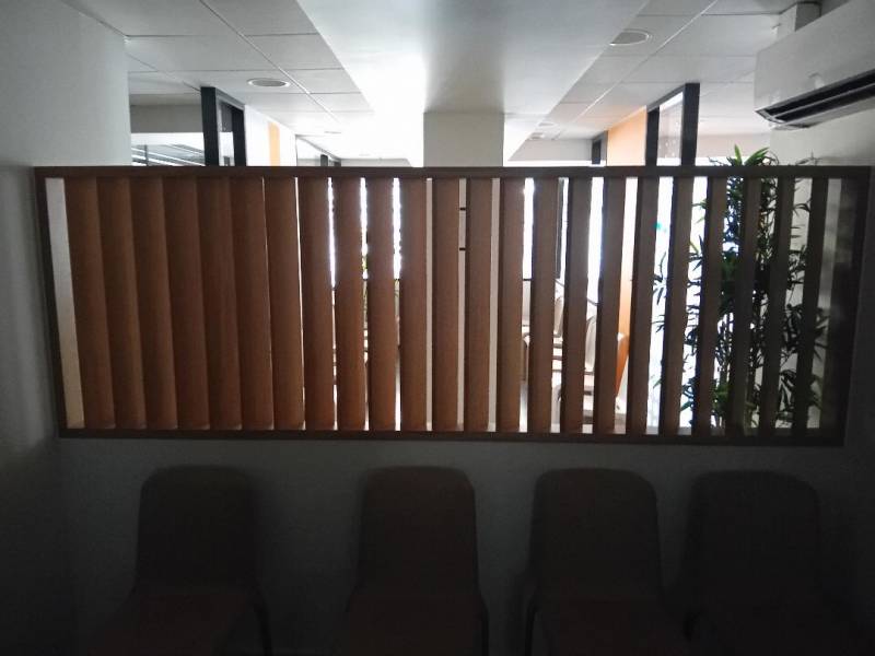 Fabrication et pose de claustra de séparation en chêne sur mesure à Mérignac