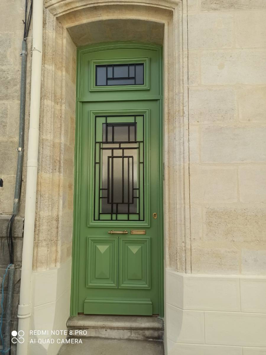 Fabrication et installation de portes d'entrée sur mesure à Bordeaux