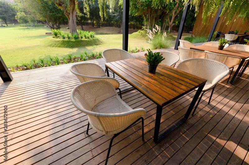 Entretien, réparation et nettoyage de terrasses en bois de restaurants à Bordeaux