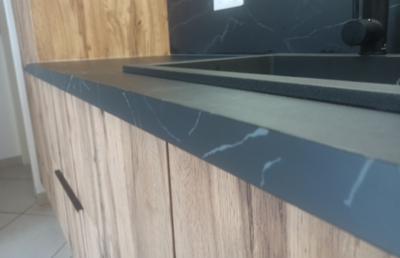 Pose de l'ensemble d'une cuisine sur mesure à Pessac en Gironde