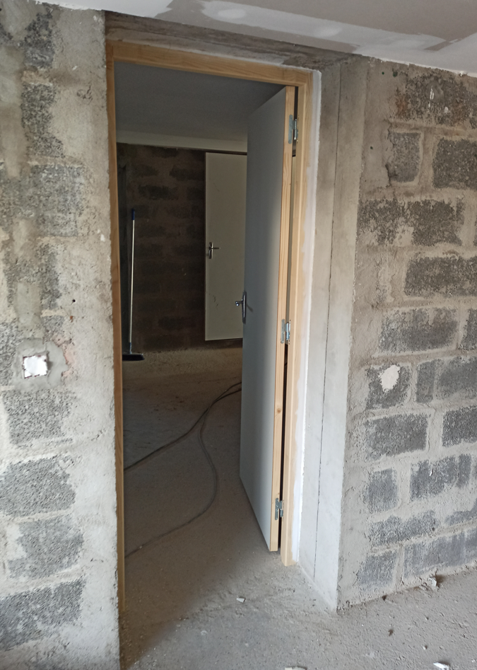 Pose d'un bloc porte dans un garage à Saint Médard en Jalles en Gironde