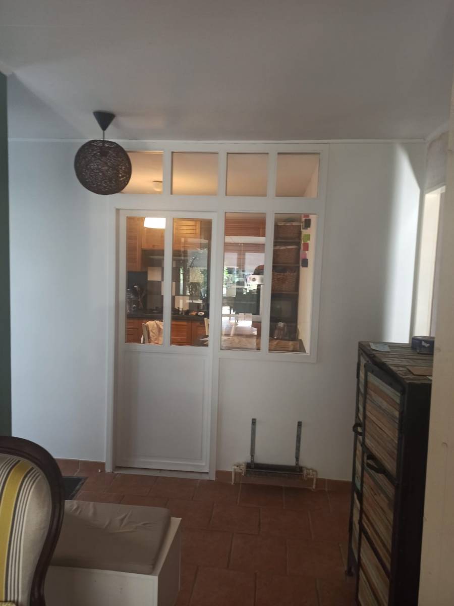 Conception, fabrication et pose d'une verrière avec porte coulissante en Gironde