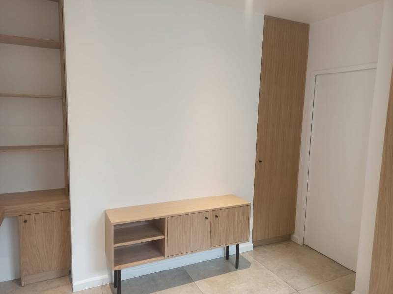 Aménagement de meubles et rangements dans un bureau / salle de jeux enfants