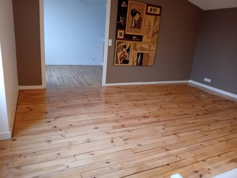 Après ponçage et vernissage, rénovation parquet